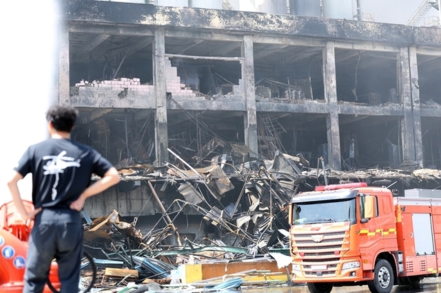 ▲ 금호타이어 광주공장 화재 발생 후 검게 그을린 건물 앞으로 소방차량이 이동하고 있다. ⓒ연합뉴스