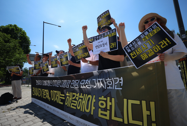 ▲ 지난 10일 서울 용산 대통령 집무실 인근에서 전세사기 문제 해결 촉구 대통령 면담 요청 기자회견을 하고 있다.ⓒ연합뉴스