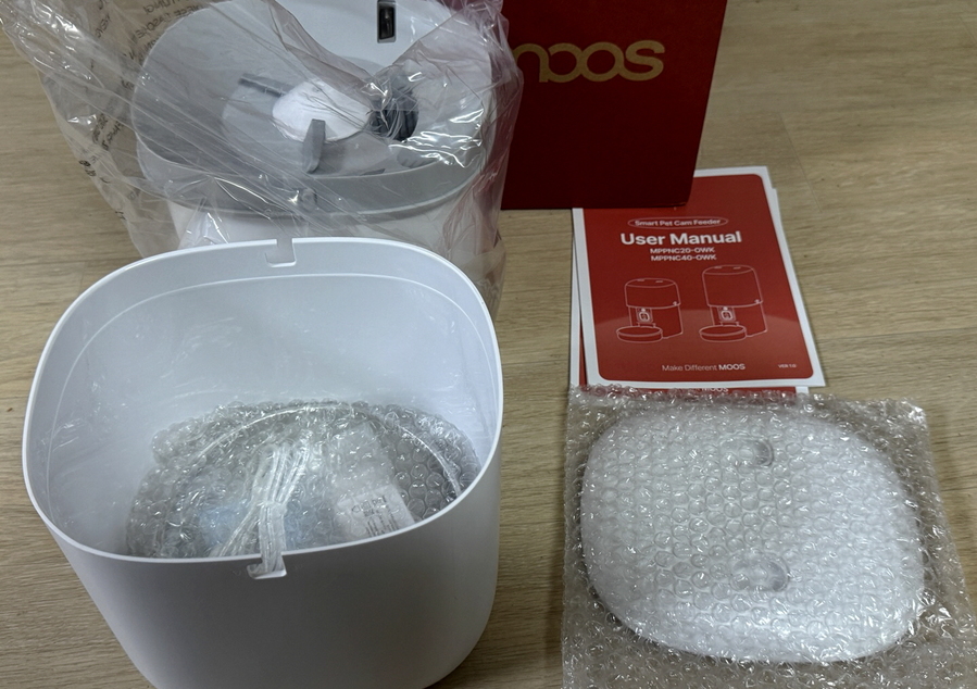 ▲ 상자를 개봉한 후 구성품들을 꺼냈다. ⓒ김재홍 기자