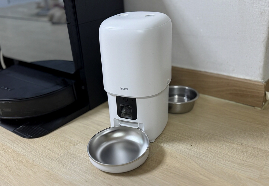 ▲ 스마트 팻캠 자동급식기를 설치한 모습. ⓒ김재홍 기자