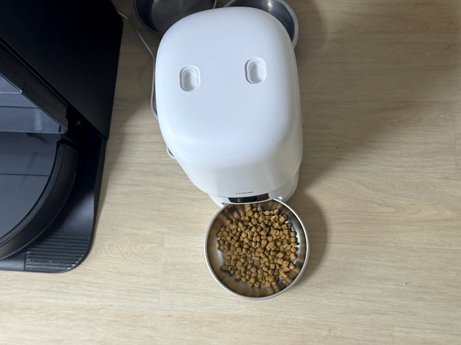 ▲ 사료가 토출된 모습. ⓒ김재홍 기자