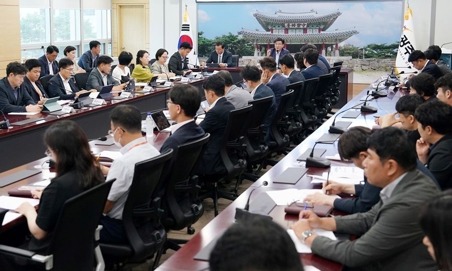 ▲ 방세환 광주시장이 ‘민선 8기 공약사업 보고회’에서 추진계획을 점검하고 있다. ⓒ광주시 제공