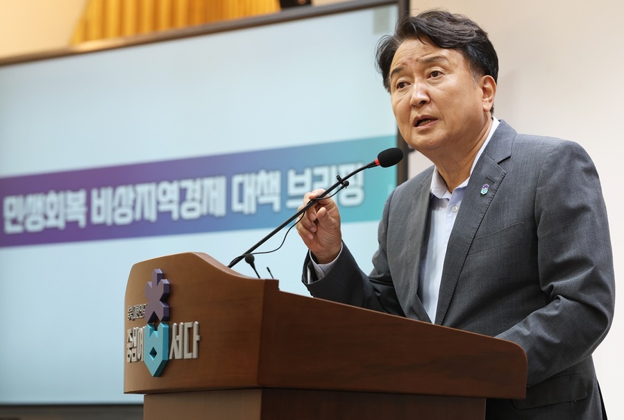 ▲ 김영환 충북도지사가 21일 도청 브리핑룸에서 ‘민생회복 비상지역경제 대책’을 발표하고 있다. ⓒ충북도