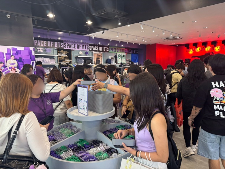 ▲ 지난 3~6월 필리핀 마닐라에서 열린 'SPACE OF BTS' 팝업에서 관람객들이 팝업을 둘러보고 있다. ⓒ하이브