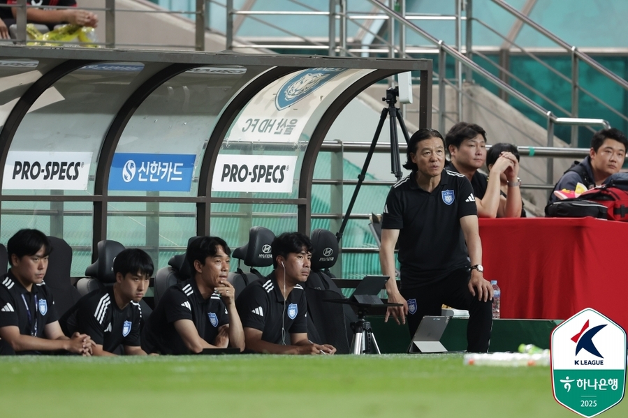 ▲ 김판곤 올산 감독이 최대 위기에 몰렸고, 시간이 필요하다고 호소했다.ⓒ한국프로축구연맹 제공