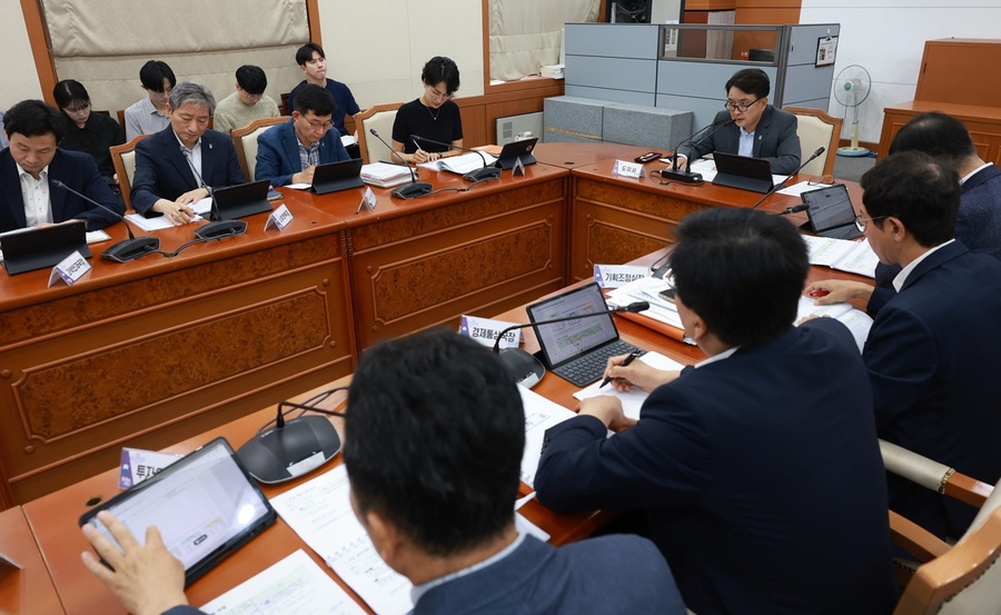 ▲ 충북도는 21일 충북도청 소회의실에서 김영환 지사 주재로 2026년도 정부예산 확보 추진상황 보고회를 가졌다. ⓒ충북도