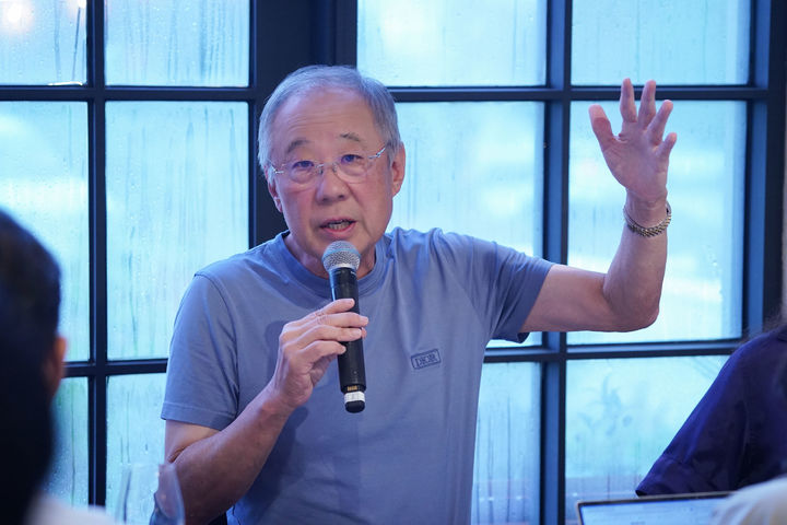 ▲ 류진 한국경제인협회 회장이 18일 제주 서귀포시 한 식당에서 열린 '2025 한경협 CEO 제주하계포럼' 기자간담회에서 발언하고 있다.ⓒ한국경제인협회