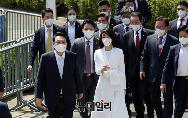 ▲ 윤석열 대통령과 부인 김건희 여사가 국회 앞마당에서 열린 취임식에 입장하고 있다. 2022.05.10. (사진=국방홍보원)