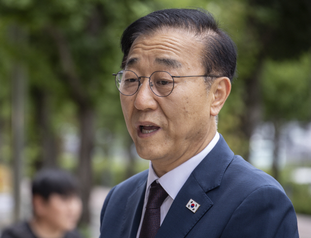 ▲ 김윤덕 국토교통부 장관 후보자가 지난 15일 정부과천청사에 마련된 인사청문회 준비 사무실로 첫 출근하다 취재진과 만나 인터뷰하고 있다.ⓒ연합뉴스