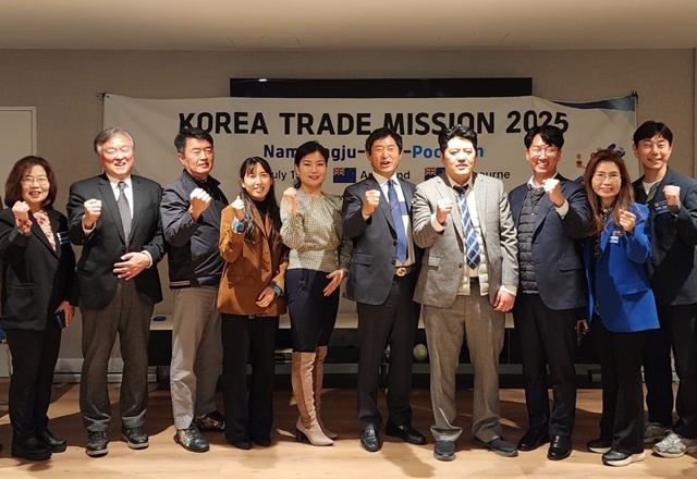 ▲ 경기도경제과학진흥원의 '2025 대양주 시장개척단'에 참여한 경기북부 중소기업 관계자들이 지난 15일 뉴질랜드 오클랜드에서 기념촬영을 하고 있다. ⓒ경기도경제과학진흥원 제공