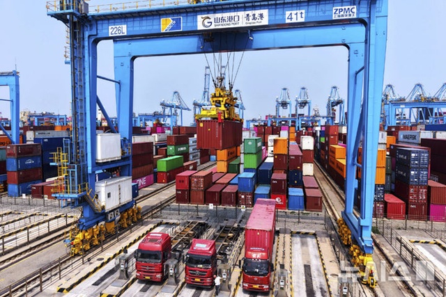 ▲ 중국 산둥성 칭다오의 한 컨테이너 터미널에서 노동자들이 컨테이너를 싣고 있다. 250516 AP/뉴시스. ⓒ뉴시스