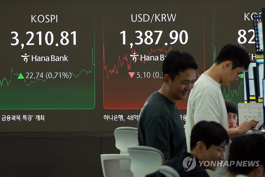 ▲ 21일 서울 중구 하나은행 본점 딜링룸에서 딜러가 업무를 보고 있다. ⓒ연합뉴스