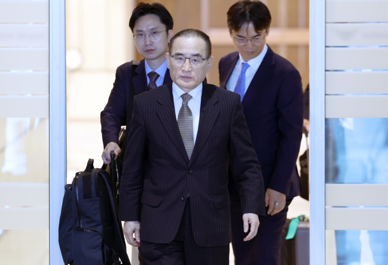 ▲ 위성락 대통령실 국가안보실장이 6일 오전 인천국제공항 제2여객터미널에서 미국으로 출국하고 있다. ⓒ뉴시스