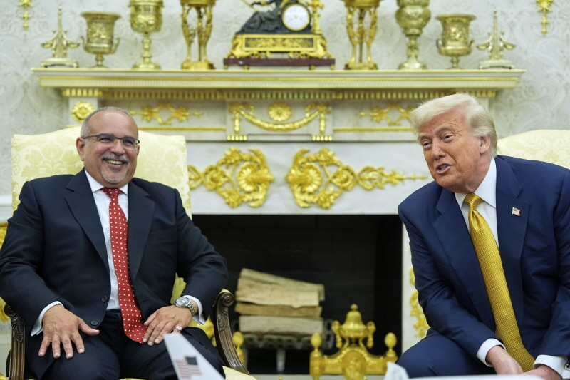 ▲ 도널드 트럼프(오른쪽) 미국 대통령이 16일(현지 시간) 백악관 집무실에서 살만 빈 하마드 알 칼리파 바레인 왕세자 겸 총리와 회담하고 있다. 빈 하마드 총리는 미국에 170억 달러(약 24조 원) 규모의 투자를 하겠다고 밝혔다. 트럼프 대통령은 이게 감사한다며 여러 중동 국가도 미국에 투자하길 바란다고 말했다. ⓒAP/뉴시스