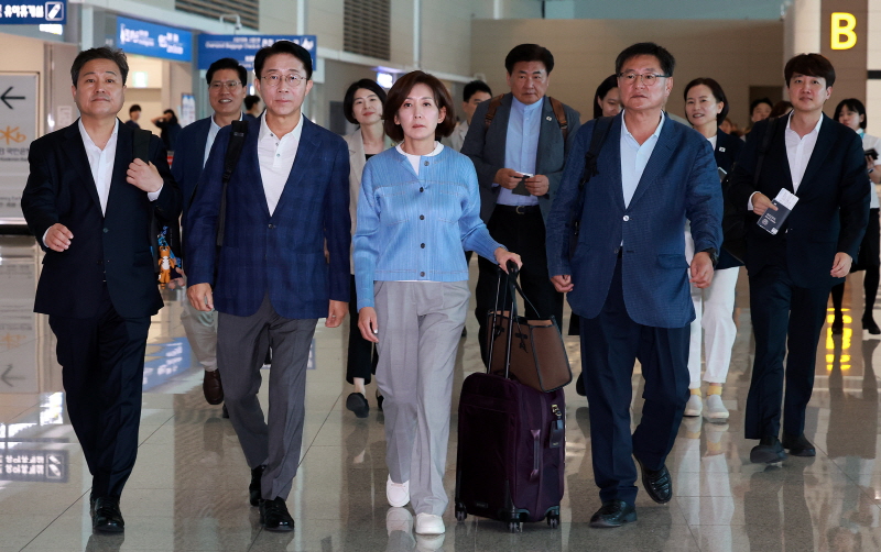 ▲ 한미의원연맹 미국 방문단 공동단장 조정식 더불어민주당 의원, 나경원 국민의힘 의원 등 한미의원연맹 소속 의원들이 20일 인천국제공항 제2여객터미널을 통해 미국으로 출국하고 있다. ⓒ뉴시스