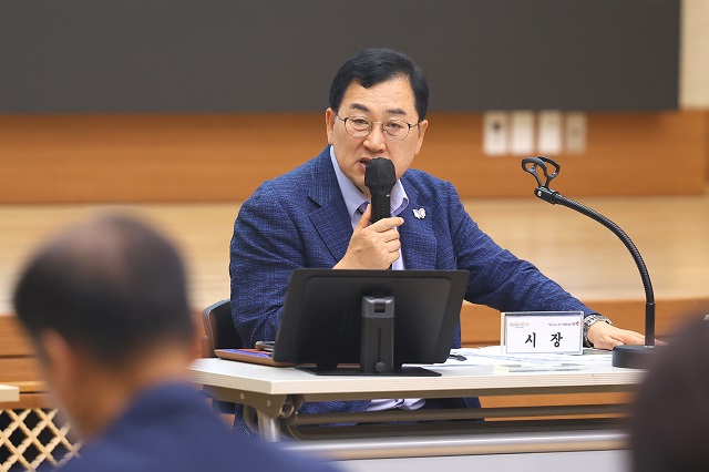 ▲ 주낙영 경주시장이 21일 오전 경주시청 알천홀에서 열린 확대간부회의에서 발언하고 있다.ⓒ경주시