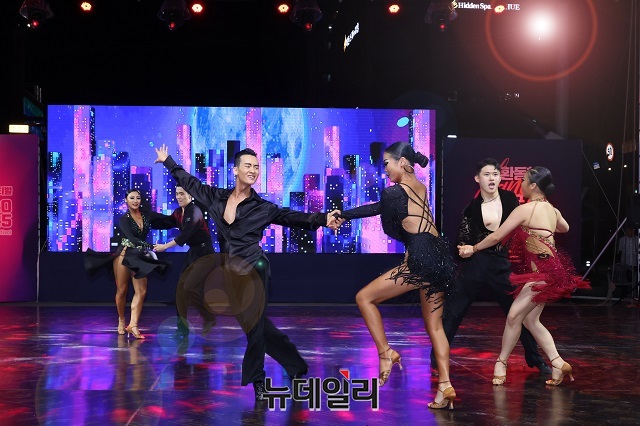 ▲ 제3회 환동해 댄스스포츠 페스티벌이 지난 19일부터 20일까지 이틀간 포항 영일대특설무대에서 개최했다.ⓒ뉴데일리