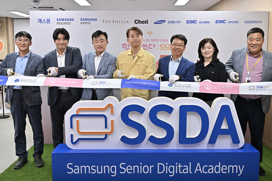 ▲ 김이강 광주 서구청장이 21일 서구 서빛마루시니어센터에서 열린 '삼성 시니어 디지털아카데미 체험센터 개소식'에서 참석자들과 테이프 커팅식을 갖고 있다.ⓒ광주시 서구청 제공