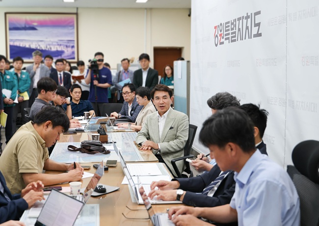 ▲ 김진태 강원특별자치도지사가 21일 기자실에서 브리핑을 하고 있다.ⓒ강원특별자치도