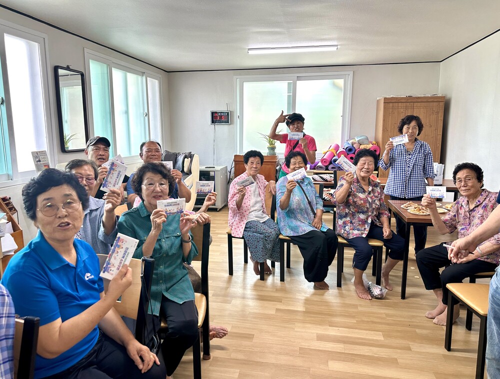 ▲ 보성군, 경로당·시설 방문해 민생회복 소비쿠폰 100% 지급 총력_보성군은 ‘2025년 민생회복 소비쿠폰’ 신청을 보다 신속하고 촘촘하게 추진하기 위해 읍면 경로당과 마을회관 등을 중심으로 찾아가 현장 행정을 시행하고 있다ⓒ보성군 제공
