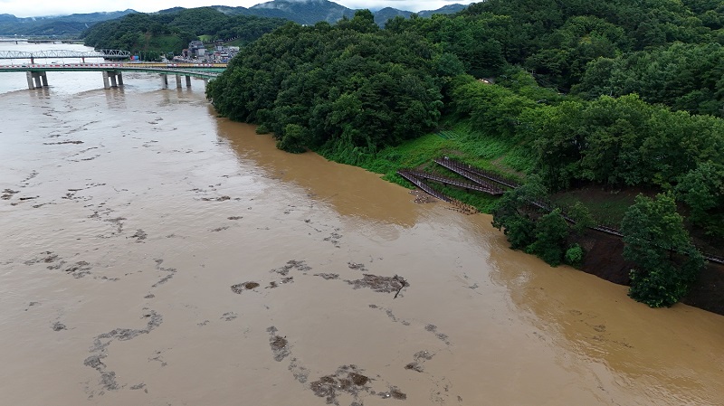 ▲ 물속에 일부 잠긴 백제문화이음길 수변 산책로.ⓒ 대전충남녹색연합ⓒ