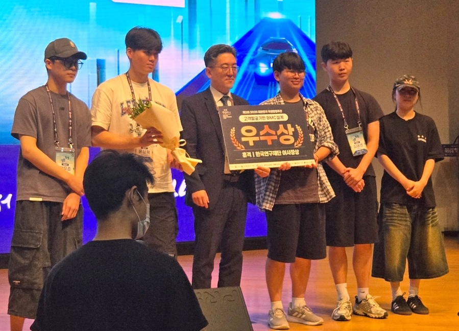 ▲ 충북보건과학대 치위생학과 이다영 학생이 ‘잠깐박스’ 팀으로 참가해 고객발굴 기반 비즈니스모델(BMC) 설계 트랙에서 우수상을 수상했다. ⓒ충북보건과학대