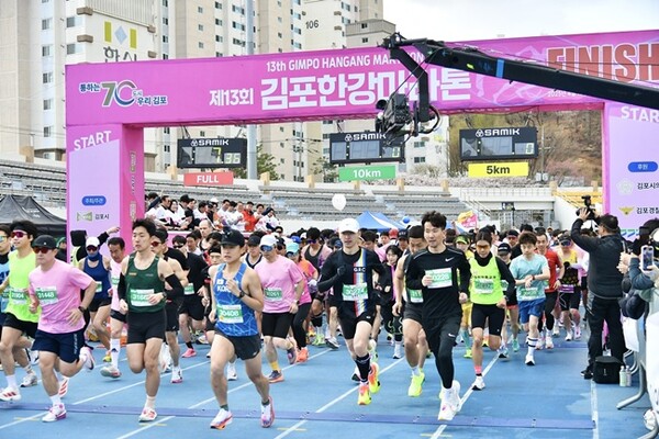 ▲ 지난 4월 13일 열린 제13회 김포한강마라톤대회에는 6600여명의 역대급 참가자를 기록하며 수도권 대표 마라톤 대회로 도약했다.ⓒ 김포시 제공