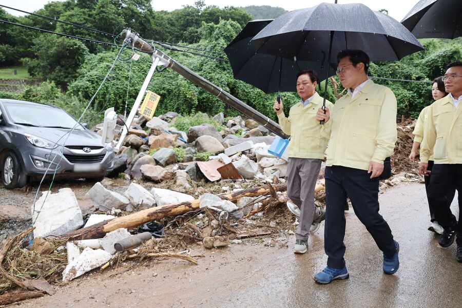 ▲ 이재명 대통령이 21일 기록적인 폭우가 쏟아진 경남 산청군 산청읍 부리마을을 찾아 피해 현장을 점검하고 있다. ⓒ뉴시스
