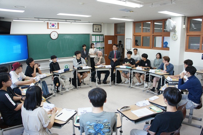 ▲ 육동한 춘천시장이 21일 캠프가 진행 중인 춘천고를 직접 찾아 수업을 참관하고 학생들과 소통했다.ⓒ춘천시
