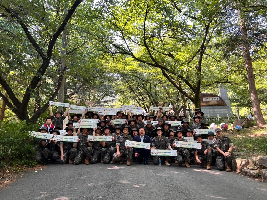 ▲ 대구 남구는 대구남구자원봉사센터(센터장 이창지)와 함께 2군사령부 62통신운용대대 장병들과 연계해 지역 명소인 낙동강승전기념관에서 자원봉사형 볼런투어 활동을 실시했다.ⓒ남구청