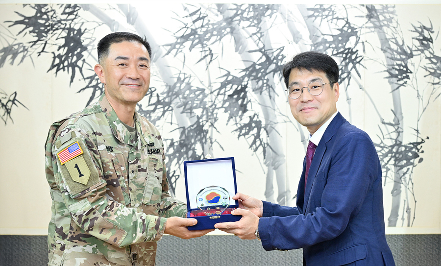 ▲ 김정기 대구광역시장 권한대행 행정부시장은 7월 21일 오후 2시 대구시청에서 주한미군 제19지원사령관 진 H.박(Jin H.Pak) 준장을 접견했다.ⓒ대구시