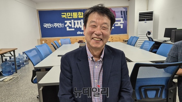 ▲ 김한수 전 배재대 부총장이 본지와의 인터뷰에서 교육철학과 정책 비전에 대해 설명하고 있다.ⓒ김경태기자