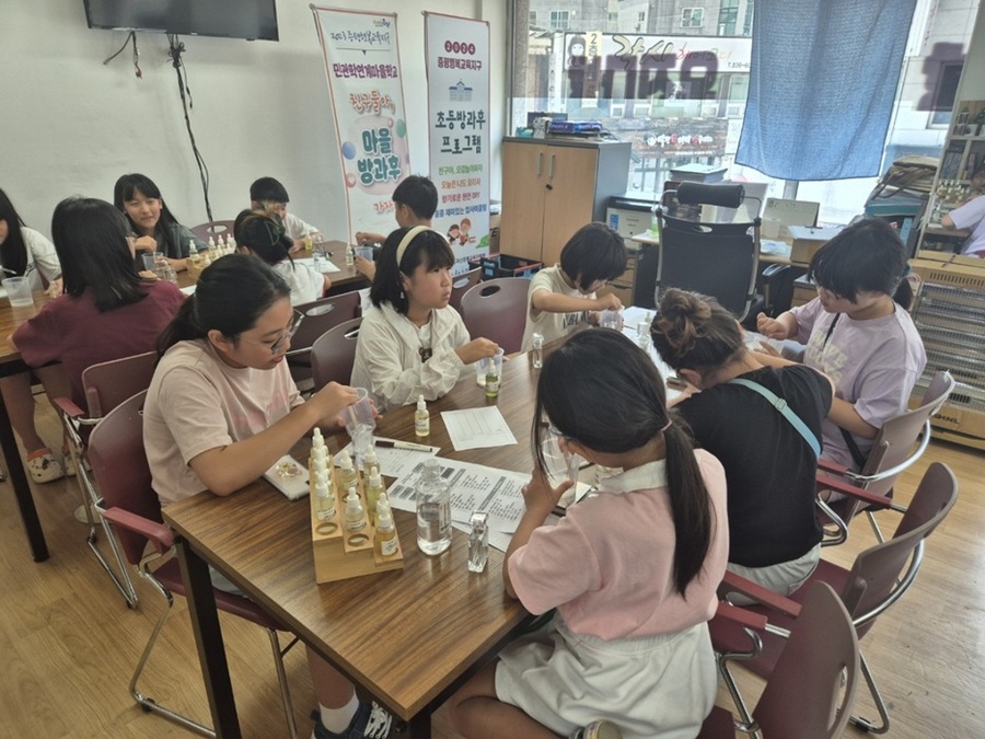 ▲ 증평군이 여름방학을 맞아 청소년과 학부모를 위한 맞춤형 교육 프로그램을 운영하며 지역사회가 함께 만드는 마을교육공동체 실현에 나선다.(사진은 지난해 프로그램 운영 모습)ⓒ증평군