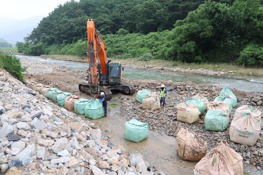 ▲ 청도군(군수 김하수)은 최근 기록적인 집중호우로 인한 피해에 대해 신속한 응급복구를 완료하고, 공공 및 사유시설에 대한 정밀 조사와 체계적인 복구계획 수립에 박차를 가하고 있다.ⓒ청도군