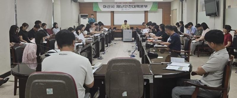 ▲ 아산지역 집중 호우에 따른 농업분야 피해 합동조사반이 조사에 앞서 회의를 진행하고 있다.ⓒ아산시