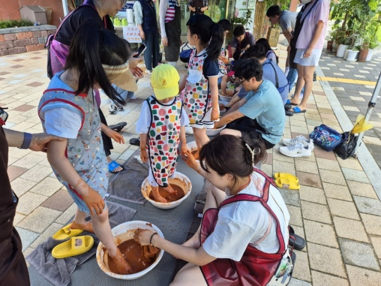 ▲ 충북 증평군이 한여름 무더위를 식혀줄 다항한 이벤트를 준비해 관심을 모으고 있다.(사진은 지난해 좌구산휴양랜드 별천지숲인성학교에서 열린 유아 대상 ‘자연 놀이 프로그램’장면).ⓒ증평군