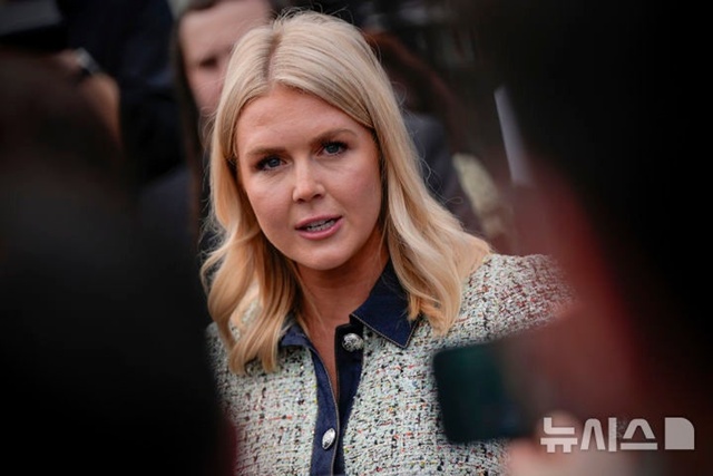 ▲ 캐롤라인 레빗 백악관 대변인이 백악관 경내에서 취재진 질문에 답변하고 있다. 250721 AP/뉴시스. ⓒ뉴시스