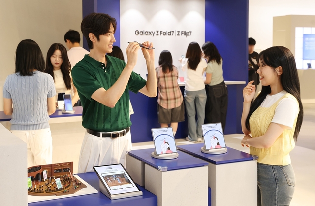 ▲ 12일 더현대 서울에 오픈한 '갤럭시 스튜디오'에서 방문객들이 '갤럭시 Z 폴드7'의 초슬림 두께를 체험하는 모습.ⓒ삼성전자