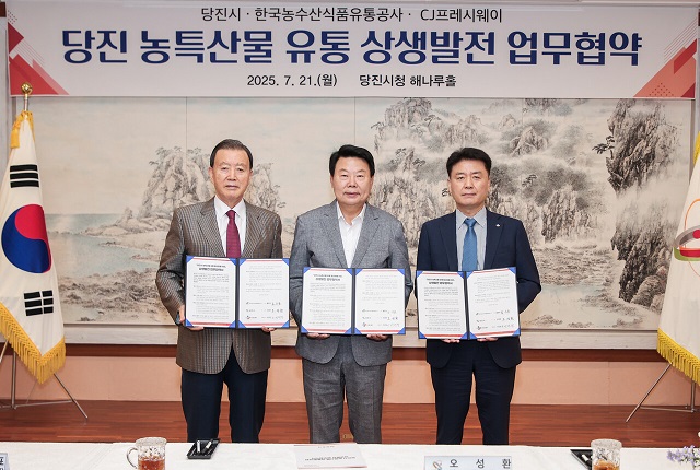 ▲ (우측부터)강연중 CJ프레시웨이 급식사업본부장, 오성환 당진시장, 홍문표 aT 사장이 기념사진을 촬영하고 있다.ⓒCJ프레시웨이