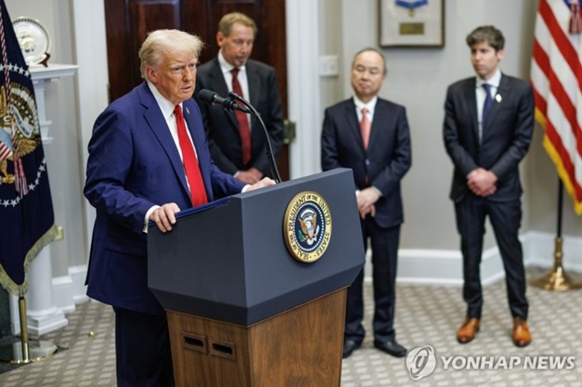 ▲ 도널드 트럼프 미국 대통령이 백악관에서 '스타게이트'를 발표하고 있다. 트럼프 대통령 뒤로 스타게이트 사업에 참여하는 (좌로부터) 래리 엘리슨 오라클 회장, 손 마사요시(손정의) 소프트뱅크 회장, 샘 알트만 오픈AI CEO가 서 있다. 250121 EPA 연합뉴스 자료사진. ⓒ연합뉴스