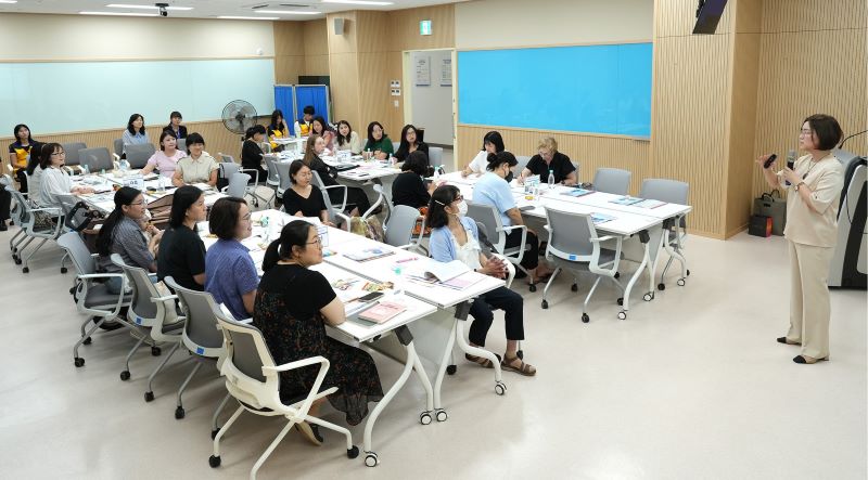 ▲ 단국대병원 충남지역암센터 ‘암네비게이터 양성 중급과정’에 참여한 해외이주민 여성들이 강의를 듣고 있다.ⓒ단국대병원