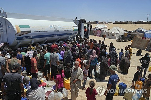 ▲ 가자지구 남부 칸유니스 구호소 물탱크 트럭 앞에 물을 받으려고 모인 팔레스타인 주민들. 250719 AP=연합뉴스. ⓒ연합뉴스