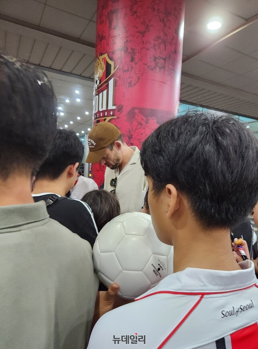 ▲ FC서울-울산HD전이 끝난 후 오스마르가 서울 팬들에게 사인을 해주고 있다.ⓒ뉴데일리
