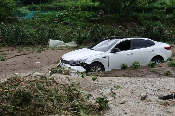 ▲ 21일 경기도 가평군 대보교 인근 수해 현장에서 차량이 파손되어 있다.ⓒ연합뉴스