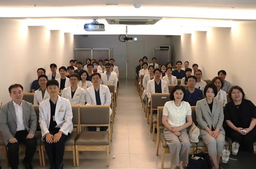 ▲ SRGH사랑의병원과 삼성서울병원의 리더십 교육 및 실무자 미팅에서 참석자들이 기념촬영을 하고 있다. ⓒSRGH사랑의병원 제공