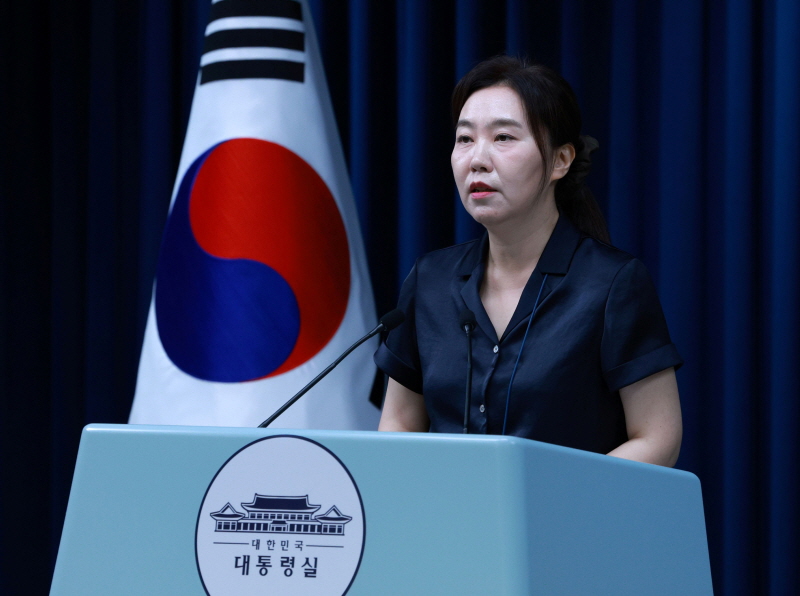▲ 강유정 대변인이 22일 서울 용산 대통령실 청사에서 강준욱 대통령실 국민통합비서관 자진사퇴 관련 브리핑을 하고 있다. ⓒ뉴시스