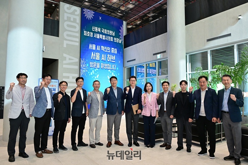 ▲ 최호정 서울시의회 의장과 신동욱 국회의원, 김태균 서울시 행정1부시장이 21일 서울AI허브를 찾아 공지능 산업 인프라 운영 현황과 입주 기관들의 활동 내용을 점검했다. ⓒ서울시의회