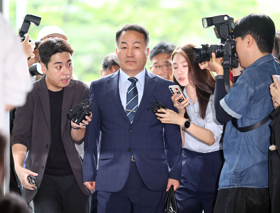 ▲ 김계환 전 해병대 사령관이 채상병 사건 수사 방해 의혹 관련 조사를 받기 위해 7일 서울 서초구 순직해병 특검 사무실로 향하고 있다. ⓒ연합뉴스