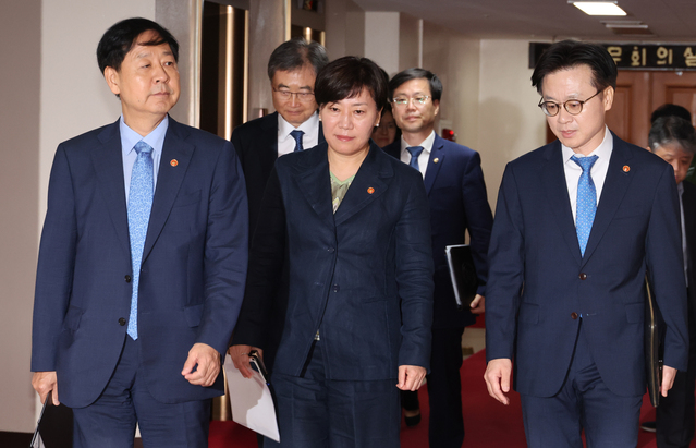 ▲ 구윤철 경제부총리 겸 기획재정부 장관이 22일 오전 서울 종로구 정부서울청사에서 비공개로 열린 대외경제장관회의에 송미령 농림축산식품부 장관, 김정관 산업통상자원부 장관, 조현 외교부 장관과 참석하고 있다. 2025.07.22. ⓒ뉴시스