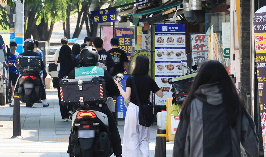 ▲ 서울 시내 한 음식점 앞에서 배달 라이더가 배달을 준비하고 있는 모습. ⓒ연합뉴스